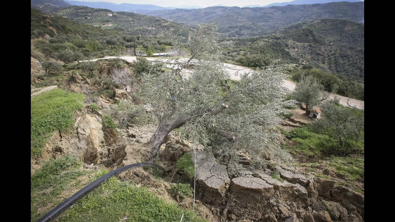 Σε κατάσταση έκτακτης ανάγκης η Ηλεία από τις κατολισθήσεις και τις καθιζήσεις – Δείτε τις εικόνες
